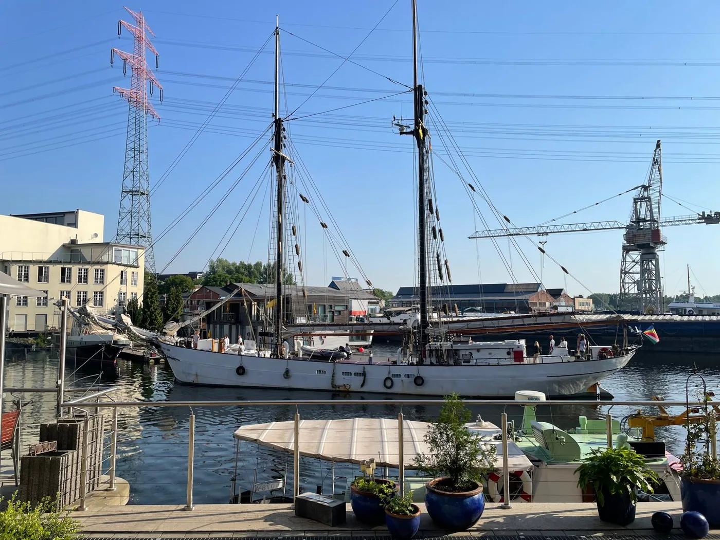 Segelschiff im Hafen vom Büro-Balkon aus
